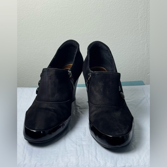 Clarks Artisan Black Leather Upper 3” Ankle Booties side Zipper - Size 8.5M USA - Picture 1 of 10